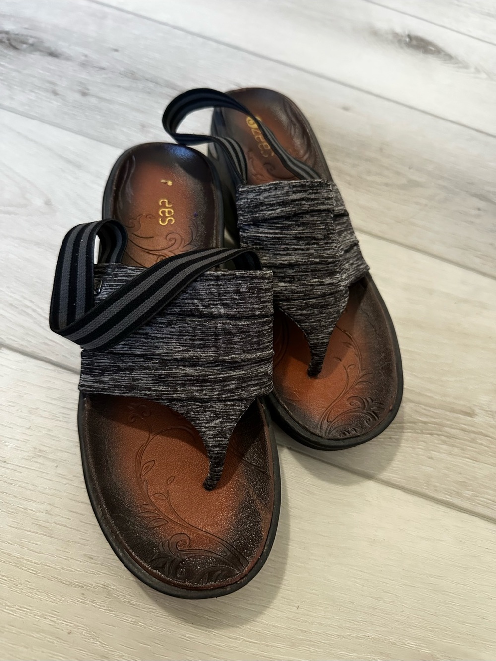 Bonds Gray and Black Knit Slip-On Sandals